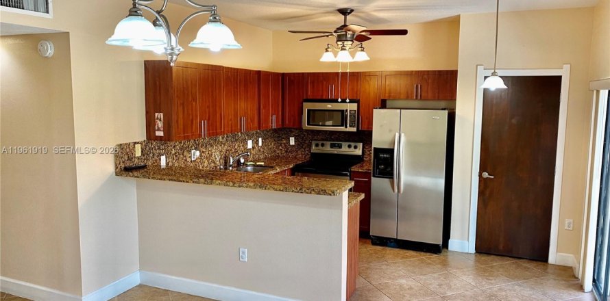 Adosado en Hialeah Gardens, Florida 4 dormitorios, 145.67 m2 № 2025420