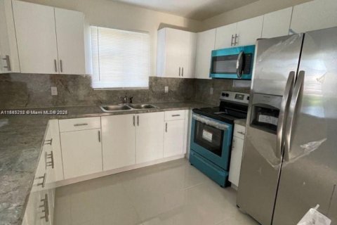 Casa en alquiler en Miami, Florida, 3 dormitorios, 112.41 m2 № 1929980 - foto 3