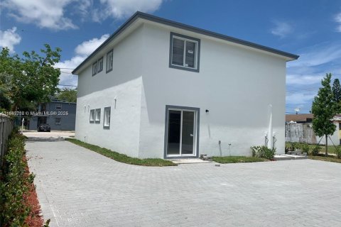 Casa en alquiler en Miami, Florida, 3 dormitorios, 112.41 m2 № 1929980 - foto 2
