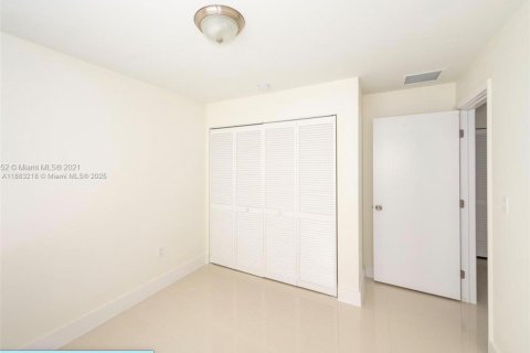 Casa en alquiler en Miami, Florida, 3 dormitorios, 112.41 m2 № 1929980 - foto 4