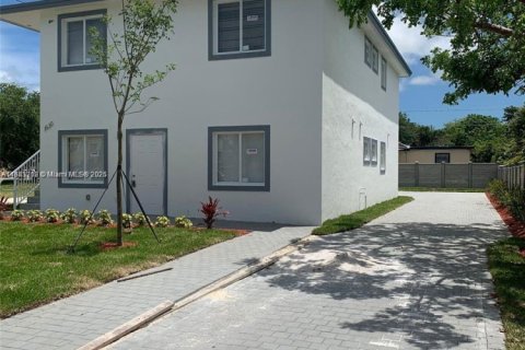 Casa en alquiler en Miami, Florida, 3 dormitorios, 112.41 m2 № 1929980 - foto 1