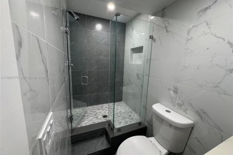 Condo in Deerfield Beach, Florida, 2 bedrooms  № 2036561 - photo 11