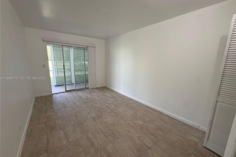 Condo in Deerfield Beach, Florida, 2 bedrooms  № 2036561 - photo 10