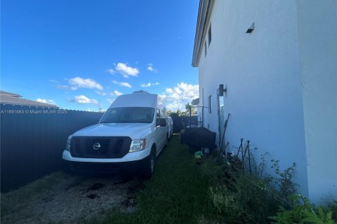 Propiedad comercial en alquiler en Miami, Florida, 1 dormitorio, 233 m2 № 1943661 - foto 2