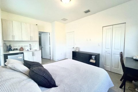 Propiedad comercial en alquiler en Miami, Florida, 1 dormitorio, 233 m2 № 1943661 - foto 4