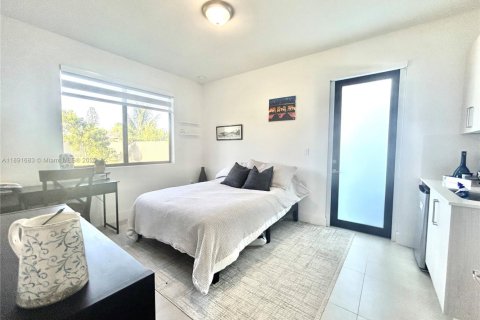 Propiedad comercial en alquiler en Miami, Florida, 1 dormitorio, 233 m2 № 1943661 - foto 3
