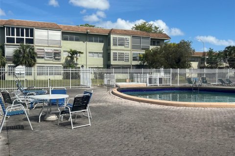 Condo in Margate, Florida, 2 bedrooms  № 1142404 - photo 1