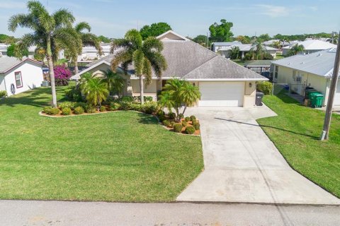 House in Okeechobee, Florida 2 bedrooms, 170.01 sq.m. № 1591296 - photo 2