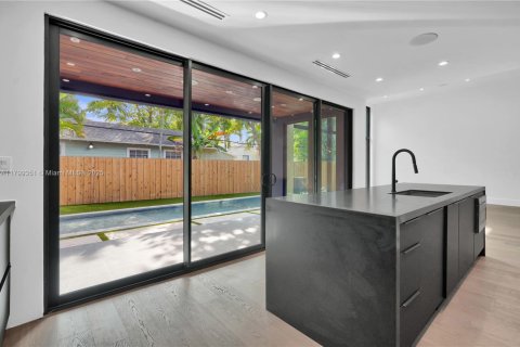 House in Miami, Florida 5 bedrooms, 266.63 sq.m. № 1861588 - photo 9