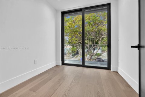 House in Miami, Florida 5 bedrooms, 266.63 sq.m. № 1861588 - photo 29