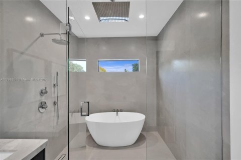 House in Miami, Florida 5 bedrooms, 266.63 sq.m. № 1861588 - photo 25