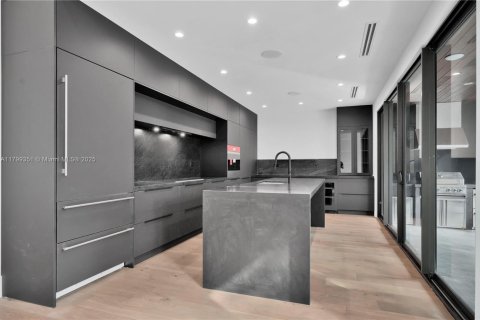 House in Miami, Florida 5 bedrooms, 266.63 sq.m. № 1861588 - photo 6