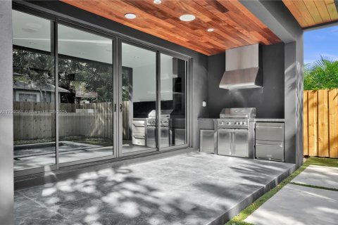 House in Miami, Florida 5 bedrooms, 266.63 sq.m. № 1861588 - photo 13