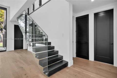 House in Miami, Florida 5 bedrooms, 266.63 sq.m. № 1861588 - photo 5