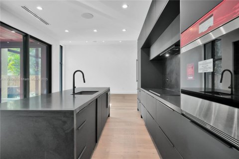 House in Miami, Florida 5 bedrooms, 266.63 sq.m. № 1861588 - photo 8