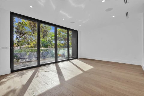 House in Miami, Florida 5 bedrooms, 266.63 sq.m. № 1861588 - photo 21