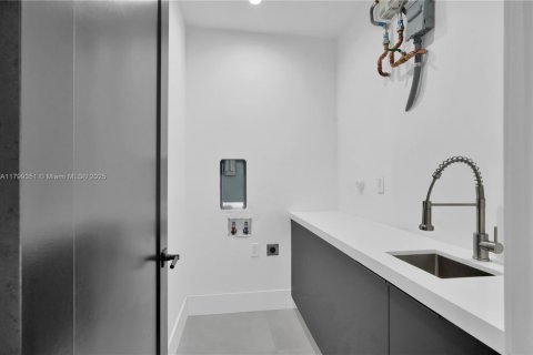 House in Miami, Florida 5 bedrooms, 266.63 sq.m. № 1861588 - photo 12