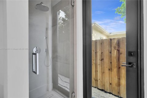 House in Miami, Florida 5 bedrooms, 266.63 sq.m. № 1861588 - photo 16