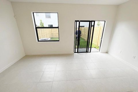 Снять в аренду таунхаус в Хомстед, Флорида 3 комнаты, 129.41м2, № 2085697 - фото 5