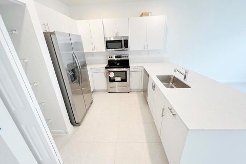 Снять в аренду таунхаус в Хомстед, Флорида 3 комнаты, 129.41м2, № 2085697 - фото 2