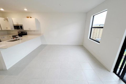 Снять в аренду таунхаус в Хомстед, Флорида 3 комнаты, 129.41м2, № 2085697 - фото 4