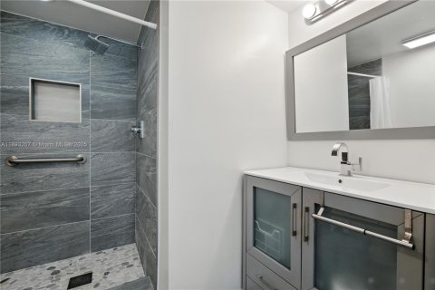 Condominio en alquiler en Miami, Florida, 2 dormitorios, 105.91 m2 № 1945093 - foto 9