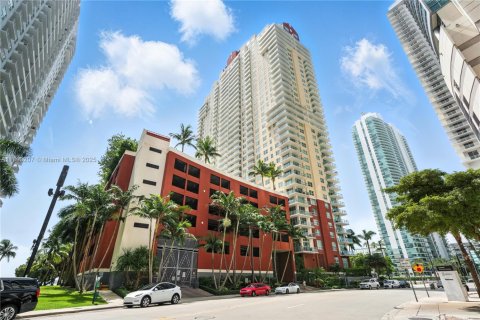 Condominio en alquiler en Miami, Florida, 2 dormitorios, 105.91 m2 № 1945093 - foto 1