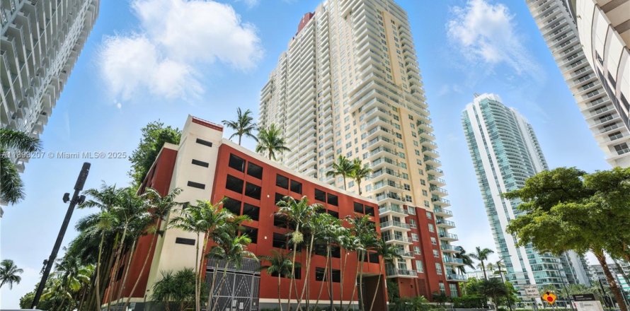Condominio en Miami, Florida, 2 dormitorios  № 1945093