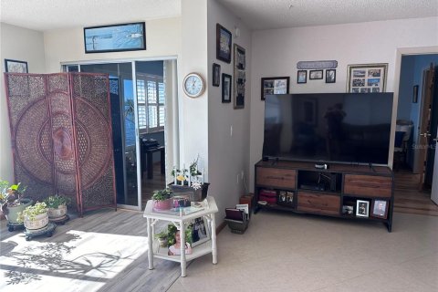 Condo in Gulfport, Florida, 3 bedrooms  № 1528107 - photo 13