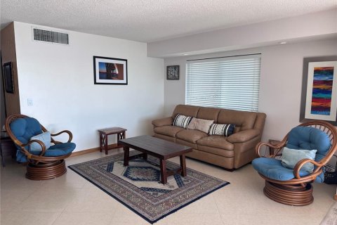 Condo in Gulfport, Florida, 3 bedrooms  № 1528107 - photo 18
