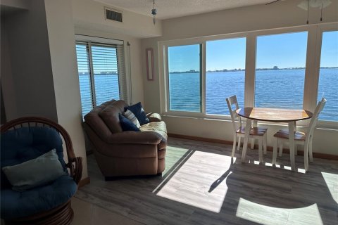 Condo in Gulfport, Florida, 3 bedrooms  № 1528107 - photo 16