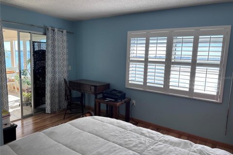 Condo in Gulfport, Florida, 3 bedrooms  № 1528107 - photo 26