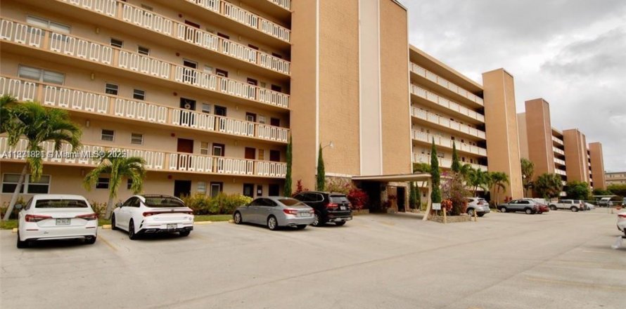 Кондоминиум с 2 спальнями в Халландейл-Бич, Флорида № 1898269