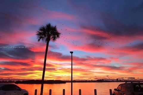 Купить кондоминиум в Норт-Майами, Флорида 2 спальни, 108.23м2, № 1938952 - фото 1