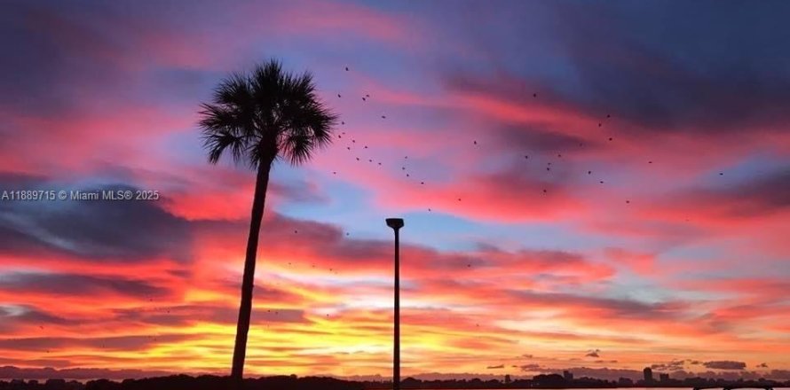 Кондоминиум с 2 спальнями в Норт-Майами, Флорида № 1938952