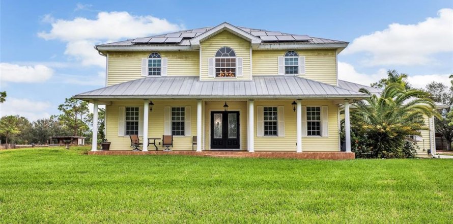 House in Lehigh Acres, Florida 5 bedrooms, 361.39 sq.m. № 1512064