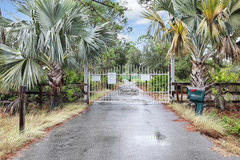 House in Lehigh Acres, Florida 5 bedrooms, 361.39 sq.m. № 1512064 - photo 2