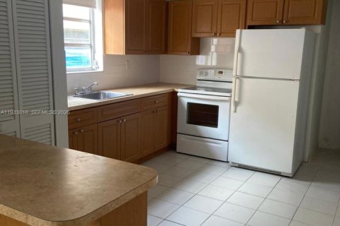 Villa ou maison à louer à Hialeah, Floride: 2 chambres, 236.9 m2 № 1999388 - photo 4