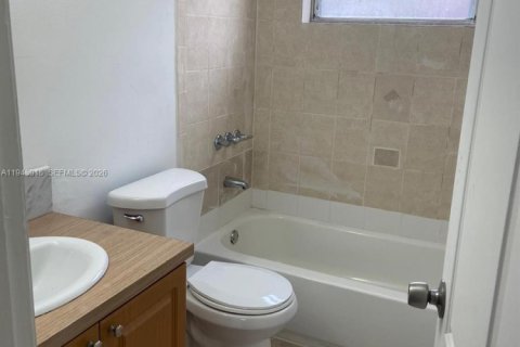 Villa ou maison à louer à Hialeah, Floride: 2 chambres, 236.9 m2 № 1999388 - photo 6