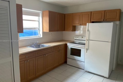 Villa ou maison à louer à Hialeah, Floride: 2 chambres, 236.9 m2 № 1999388 - photo 3