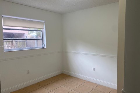 Villa ou maison à louer à Hialeah, Floride: 2 chambres, 236.9 m2 № 1999388 - photo 8