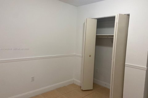 Villa ou maison à louer à Hialeah, Floride: 2 chambres, 236.9 m2 № 1999388 - photo 10