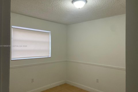 Villa ou maison à louer à Hialeah, Floride: 2 chambres, 236.9 m2 № 1999388 - photo 9