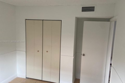Villa ou maison à louer à Hialeah, Floride: 2 chambres, 236.9 m2 № 1999388 - photo 5