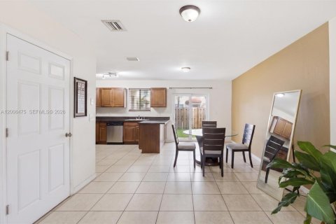 Adosado en venta en Opa-locka, Florida, 3 dormitorios, 128.21 m2 № 2073685 - foto 8