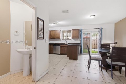 Adosado en venta en Opa-locka, Florida, 3 dormitorios, 128.21 m2 № 2073685 - foto 7