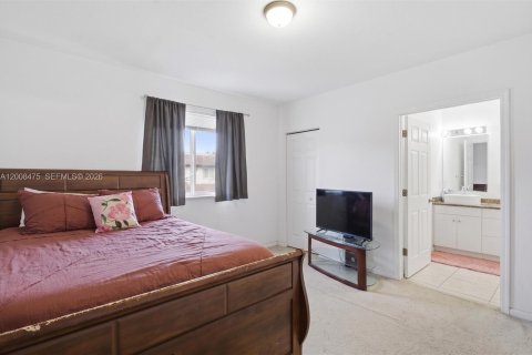 Adosado en venta en Opa-locka, Florida, 3 dormitorios, 128.21 m2 № 2073685 - foto 3