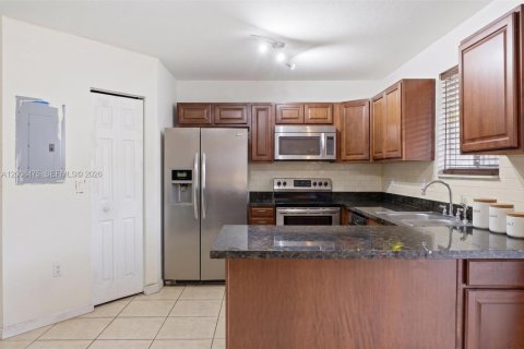 Adosado en venta en Opa-locka, Florida, 3 dormitorios, 128.21 m2 № 2073685 - foto 2