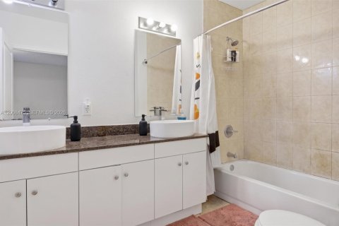 Adosado en venta en Opa-locka, Florida, 3 dormitorios, 128.21 m2 № 2073685 - foto 4