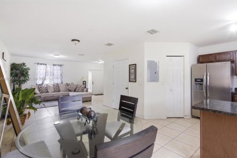Adosado en venta en Opa-locka, Florida, 3 dormitorios, 128.21 m2 № 2073685 - foto 6